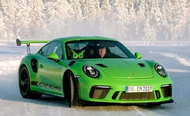 Porsche 911 GT3 RS me lëvizjen e mahnitshme nëpër pistën e mbuluar nga bora (Video)