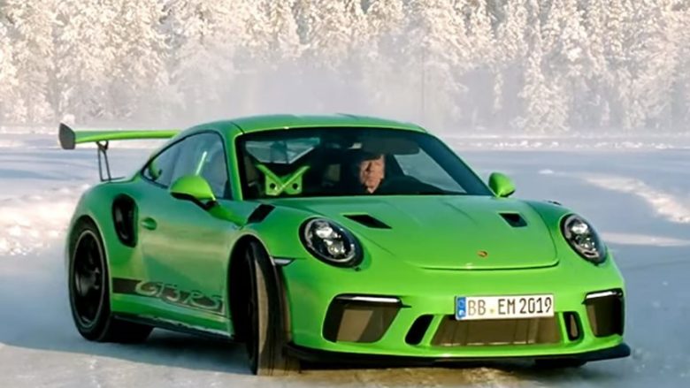 Porsche 911 GT3 RS me lëvizjen e mahnitshme nëpër pistën e mbuluar nga bora (Video)