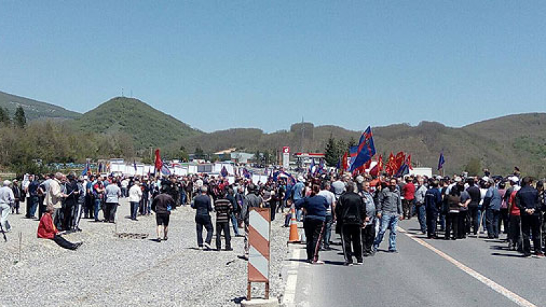 Protesta kundër ndërtimit të deponisë rajonale në Debërc, ndërpritet komunikacioni