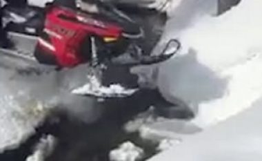 Provoi të kalonte përroin me makinën e borës, u rrëzua keq dhe ra në ujë (Video)