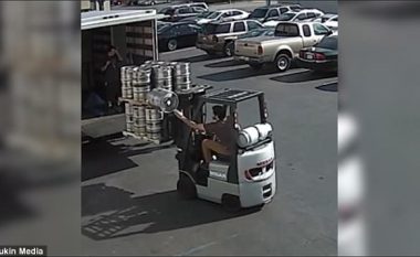 Punonjësi e zuri me dorë fuçinë e birrës, që ra prej ngarkesës (Video)