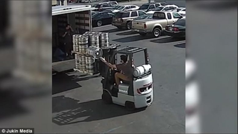 Punonjësi e zuri me dorë fuçinë e birrës, që ra prej ngarkesës (Video)