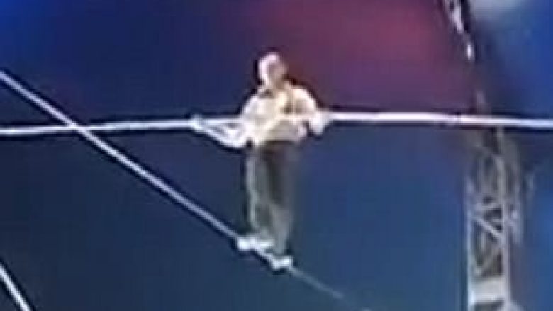 Ra prej litarit të tendosur nga tetë metra lartësi, ngrihet dhe përshëndetë me dorën e thyer (Video, +16)