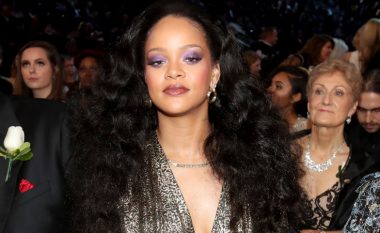 Rihanna tregon se akoma e ka aftësinë për të tërhequr vëmendje