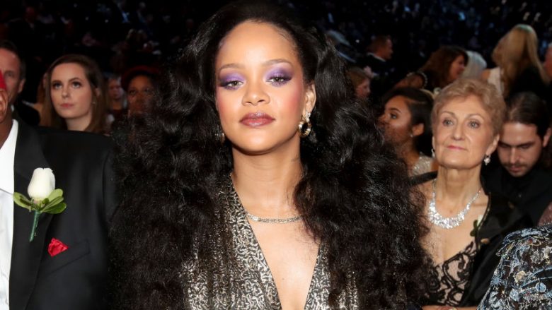 Rihanna tregon se akoma e ka aftësinë për të tërhequr vëmendje