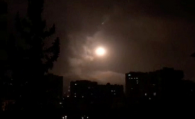 Mediat ruse publikojnë disa pamje, thonë se Damasku aktivizoi mbrojtjen e saj për të luftuar raketat e SHBA-së dhe aleatëve të saj (Video)