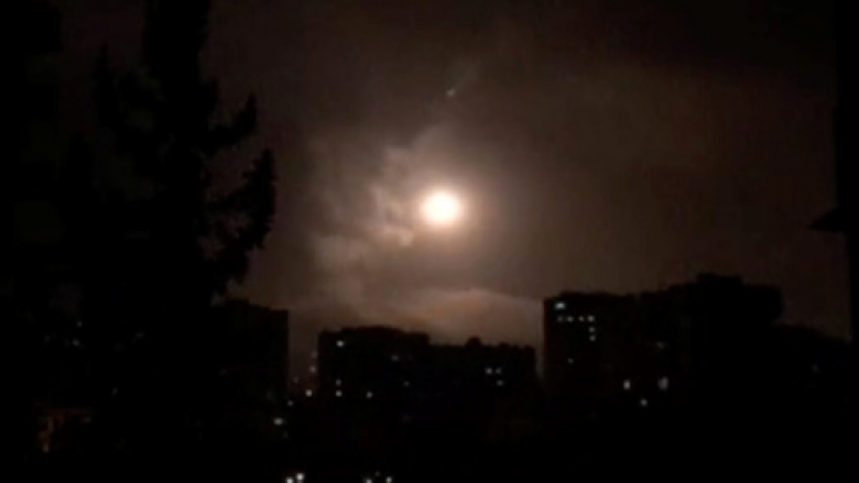 Mediat ruse publikojnë disa pamje, thonë se Damasku aktivizoi mbrojtjen e saj për të luftuar raketat e SHBA-së dhe aleatëve të saj (Video)