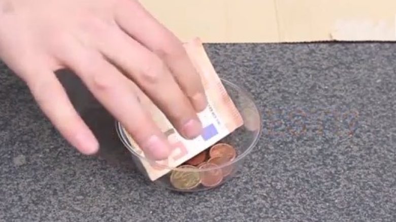 Njëqind euro në kutinë e “lypësit” – eksperiment që tregon reagimet e kalimtarëve! (Video)