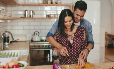 Çiftet që gatuajnë së bashku kanë lidhje më të fortë