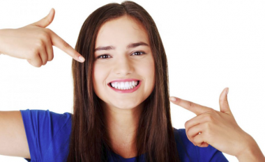 Si të keni dhëmbë më të bardhë: Tri këshilla për buzëqeshje rrezatuese
