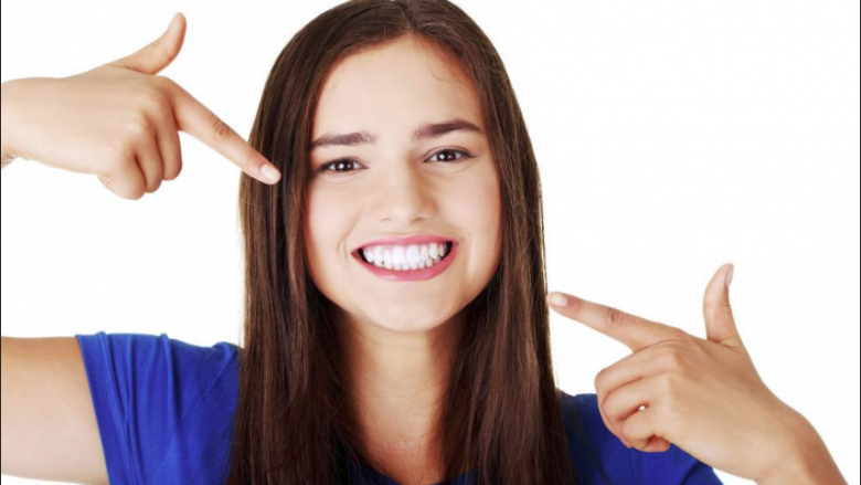 Si të keni dhëmbë më të bardhë: Tri këshilla për buzëqeshje rrezatuese