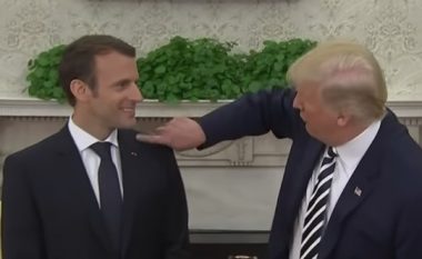 Moment interesant në Shtëpinë e Bardhë: Trump largon një thërrmijë “zbokthi” nga kostumi i Macron (Video)