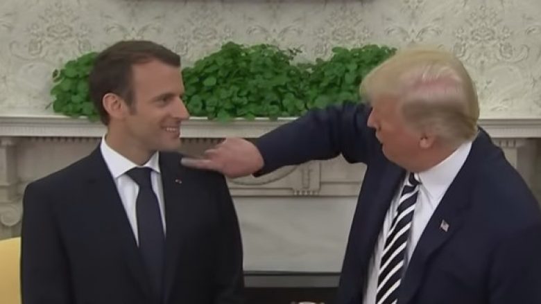 Moment interesant në Shtëpinë e Bardhë: Trump largon një thërrmijë “zbokthi” nga kostumi i Macron (Video)