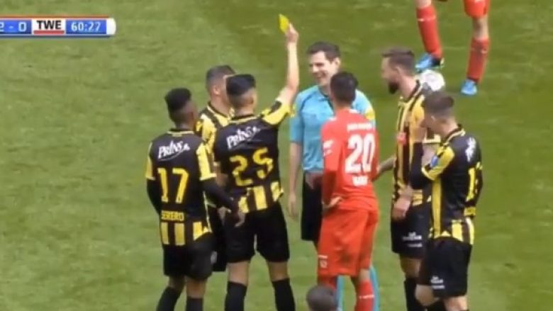 Pasi u përplas me gjyqtarin, lojtari më pas ia jep kartonin e verdhë (Video)