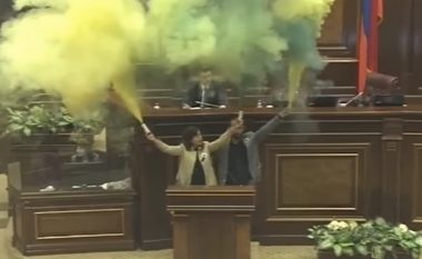 Deputetët e opozitës ndezin “bombat e tymit” në parlamentin armen (Video)