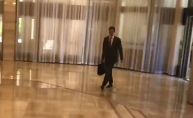 Presidenti Assad arrin në punë pas sulmeve të udhëhequra nga SHBA-të në Siri (Video)