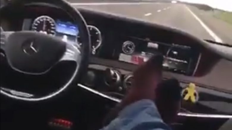 Shqiptari “këmbën mbi këmbë” dhe dëgjon muzikë, Mercedesi ecën vetë në autostradë (Video)