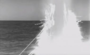 Pamje që thuhet se tregojnë momentin kur një raketë Tomahawk del nga deti dhe niset drejt objektivit në Siri (Video)