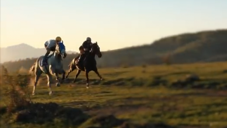 “Aty ku dy shpirtra luftojnë për një trofe”: Të shtunën mbahet gara e kuajve në “Mejdan” të Opojës (Video)
