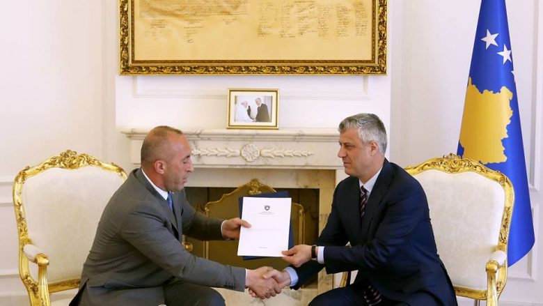 Kryeministri Haradinaj ia dorëzon Thaçit platformën për dialogun me Serbinë