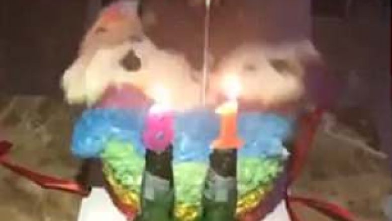 Torta me tullumbacen brenda, lojë qesharake për t’ia festuar ditëlindjen të afërmve (Video)