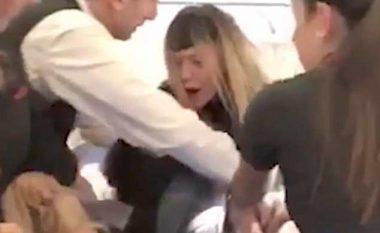 Udhëtarët e shqetësuar nga tri shoqe të dehura, që u përleshën gjatë fluturimit me aeroplan (Video)