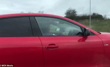 Vozitësja shkruante në fletoren e vënë mbi timon, derisa voziste me mbi 100 kilometra në orë (Video)