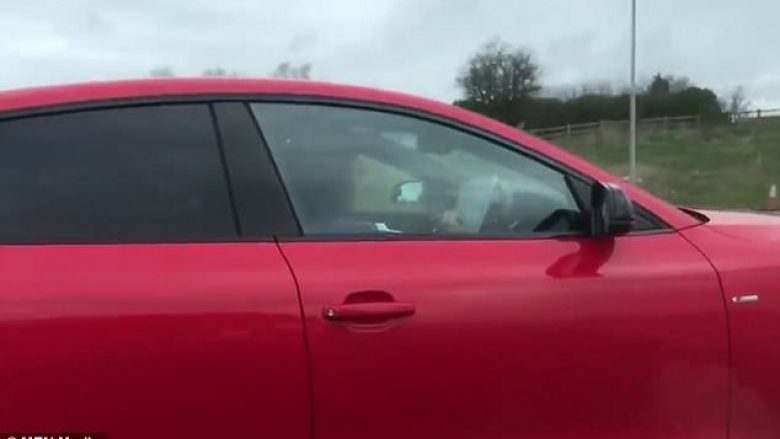 Vozitësja shkruante në fletoren e vënë mbi timon, derisa voziste me mbi 100 kilometra në orë (Video)