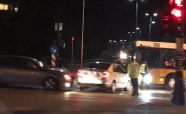 Vetura e Policisë përfshihet në një aksident në Prishtinë (Foto)