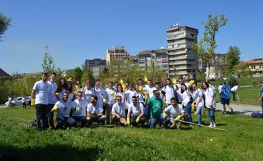 Studentët e UP-së pastrojnë kampusin e universitetit në Ditën e Tokës
