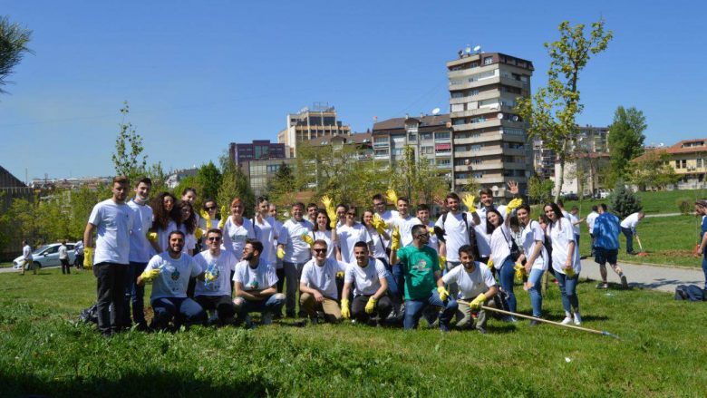 Studentët e UP-së pastrojnë kampusin e universitetit në Ditën e Tokës