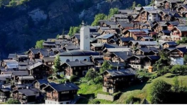 Fshati zviceran që ofronte të holla për t’i shpëtuar boshatisjes, tani ka familjen e parë