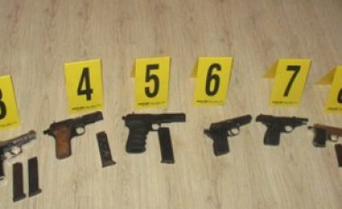 Policia bastisë një shtëpi në Fushë Kosovë, konfiskon gjashtë revole