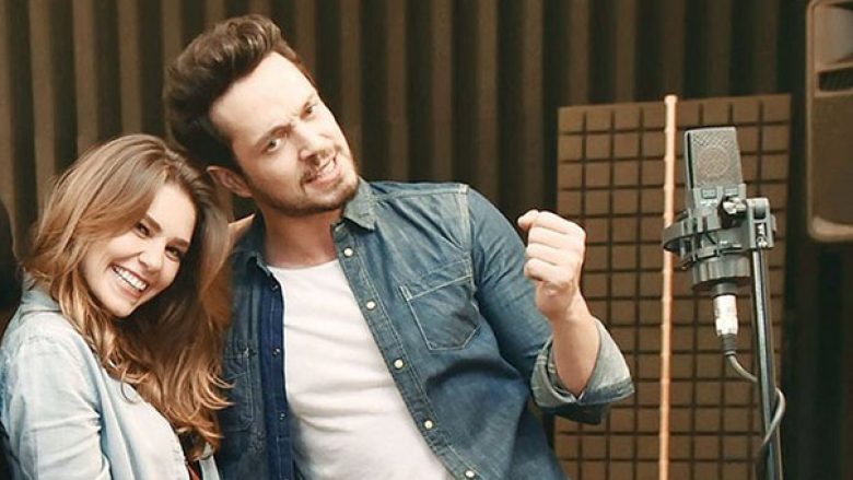 Këngëtari Murat Boz ndahet prej aktores shqiptare, Asli Enveri