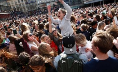 Mijëra fansa mblidhen në Stokholm në kujtim të DJ Aviciit