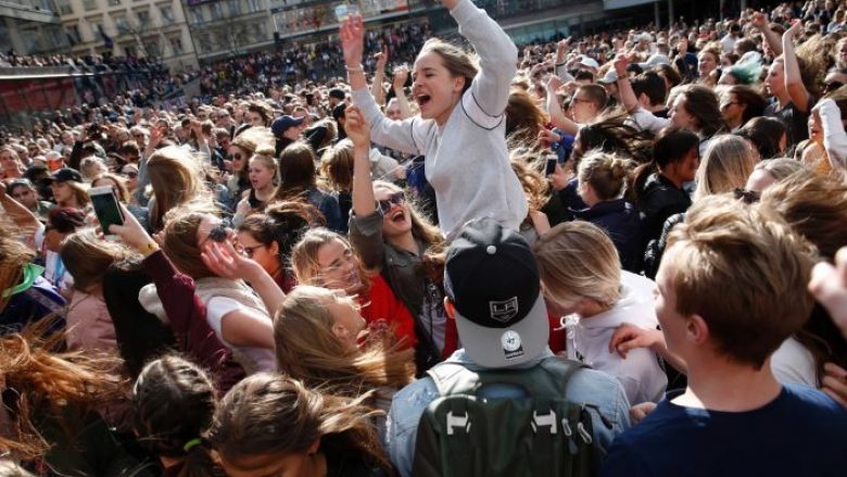 Mijëra fansa mblidhen në Stokholm në kujtim të DJ Aviciit