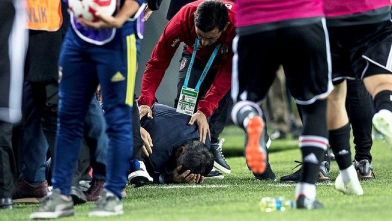 Ndërpritet derbi Fenerbahçe-Besiktas: Goditet me gjësende të forta trajneri i Besikit dhe i qepet urgjentisht koka (Foto/Video)