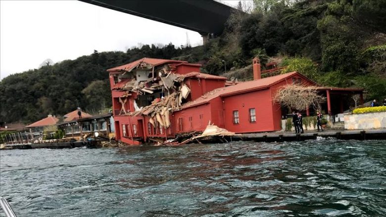 Tankeri përplaset me një vilë në Bosfor (Video)