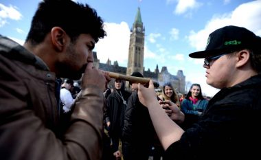 Mijëra protestojnë me marihuanë para parlamentit Kanadez