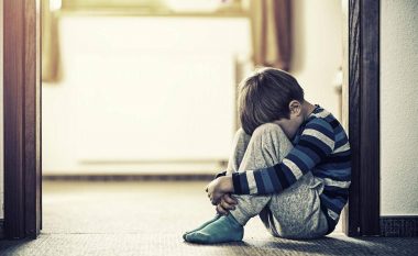 Traumat e fëmijërisë shkaktojnë plagë të përhershme në jetët tona