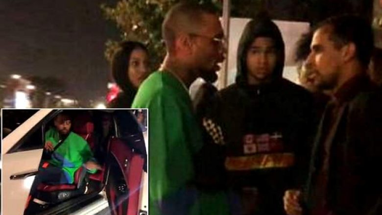 Chris Brown xhirohet duke e kërcënuar me fjalë të rënda një punëtor, i cili i kishte faturuar servisin