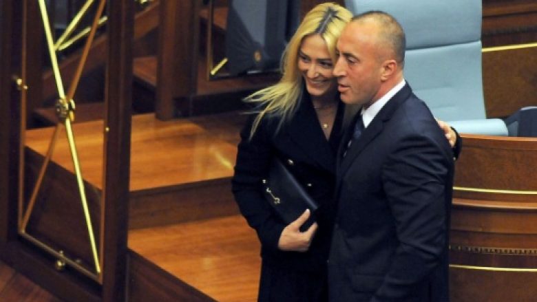 Haradinaj përshkruan dashurinë ndaj bashkëshortes me këngën “Oj dashnia jeme a je gjall”