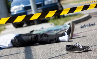 Përse nga goditja me veturë viktima mbetet pa këpucë?