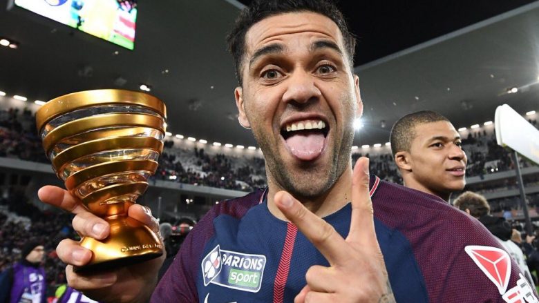 Dani Alves bëhet lojtari me më së shumti trofe të fituar në karrierë