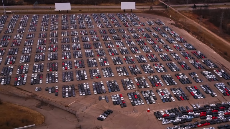 VW largon nga tregu amerikan 350 mijë vetura diesel, pamje të pa para nga “varreza masive” e tyre prej dronit (Video)