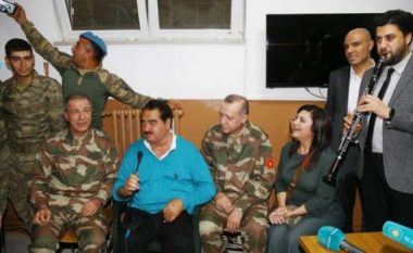 Erdoganit të veshur si ushtar i këndon Ibrahim Tatlises