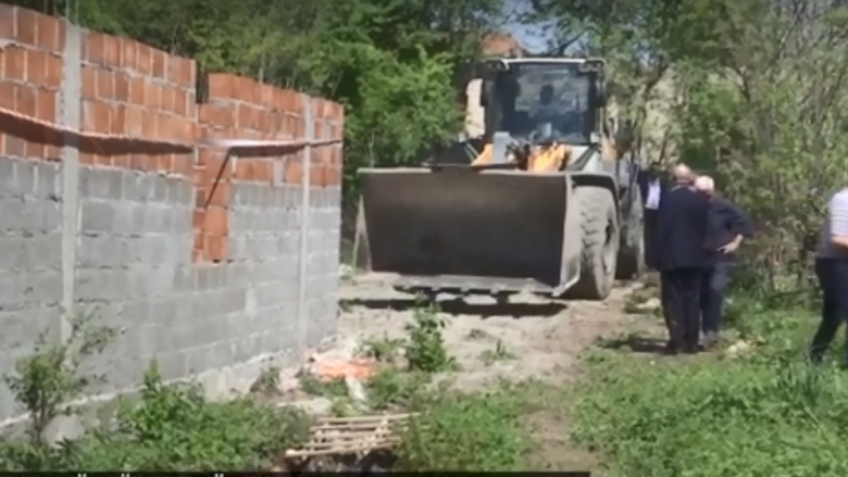 Në Hade dikush po ndërton shtëpi, inspektorët thonë se do të rrënohen (Video)