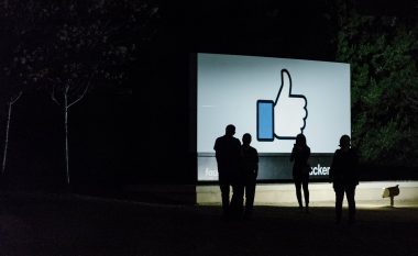 Dy miliardë dollarë të ardhurat e Facebook mund të jetë në rrezik pas skandalit