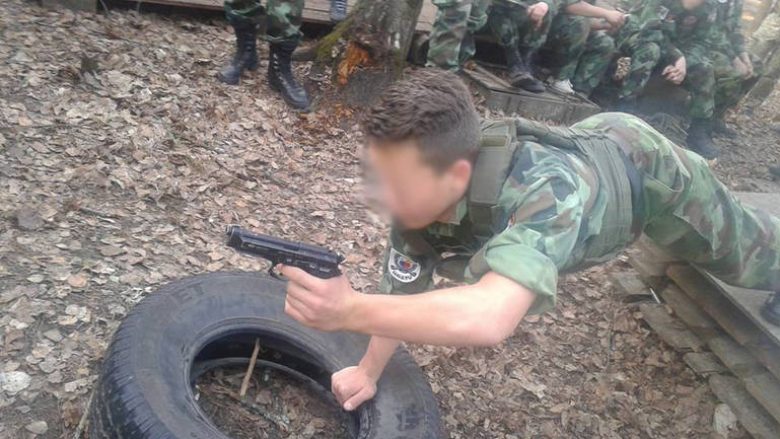 Të rinjtë dhe fëmijët serbë stërviten në kampin paramilitar rus (Video)