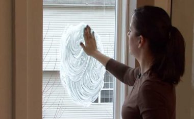 Mënyrë praktike e amvisave: Dritaret të shkëlqyeshme në çast – pa gjurmë dhe pa njolla (Video)